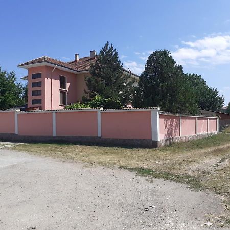 Guest House Edelvais Dve Mogili Exterior photo
