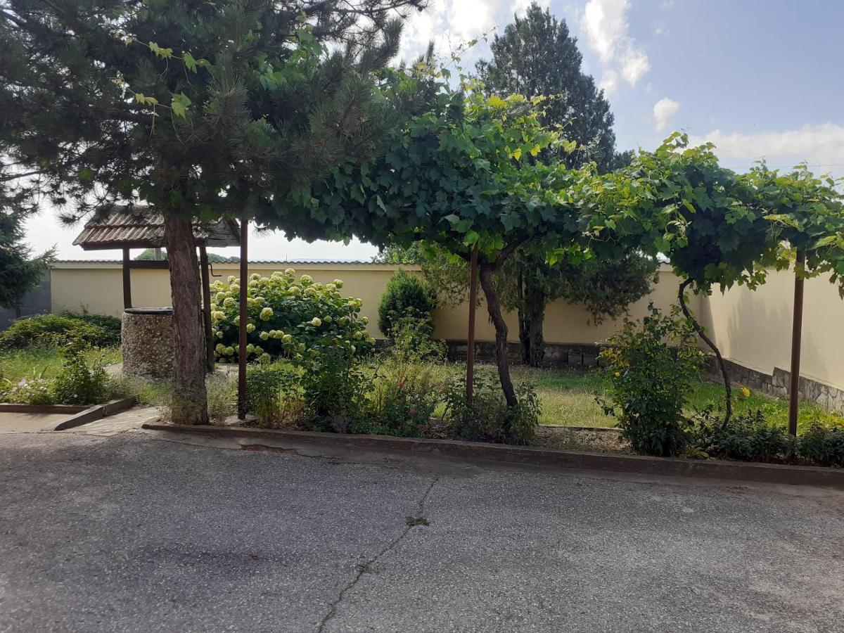 Guest House Edelvais Dve Mogili Exterior photo