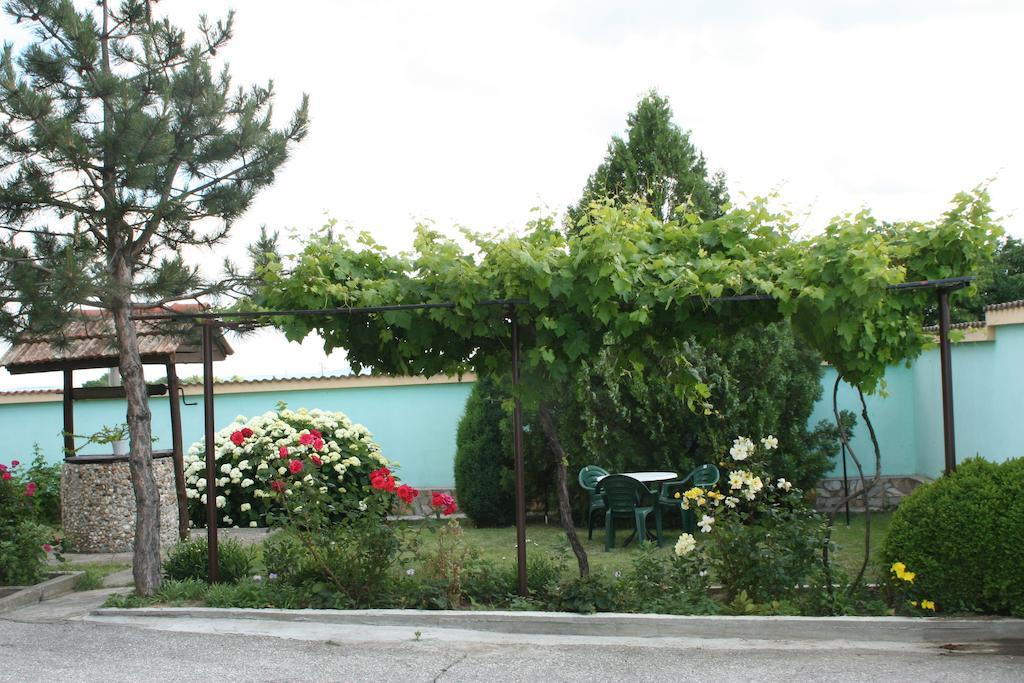 Guest House Edelvais Dve Mogili Exterior photo