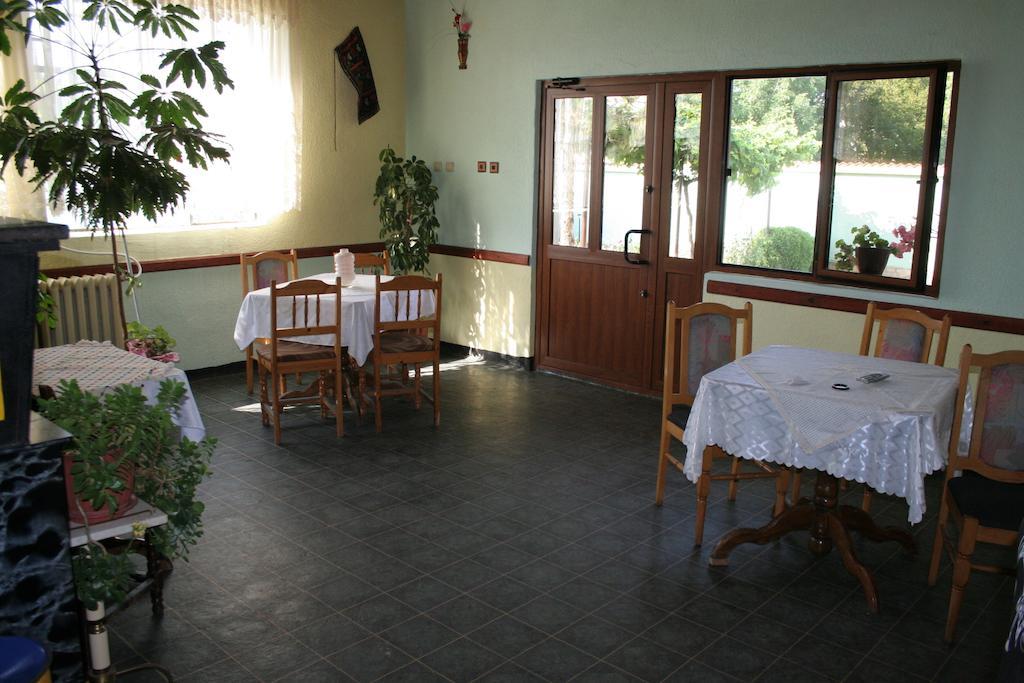 Guest House Edelvais Dve Mogili Exterior photo