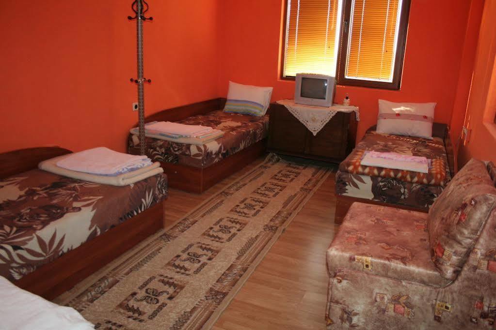 Guest House Edelvais Dve Mogili Exterior photo