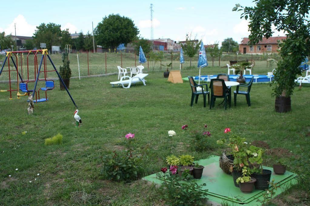 Guest House Edelvais Dve Mogili Exterior photo