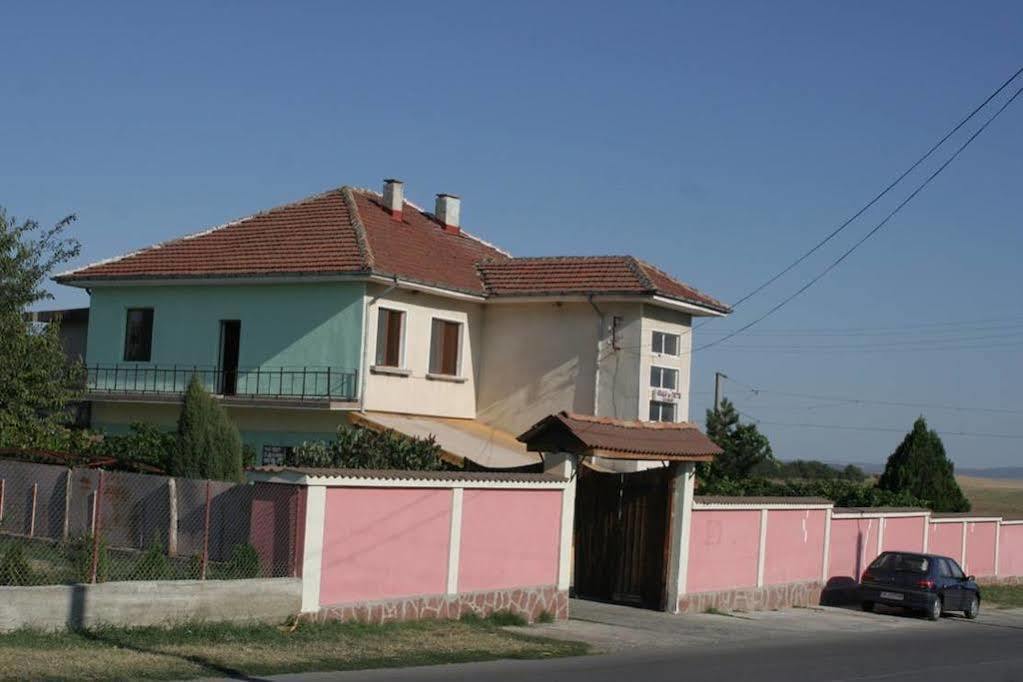 Guest House Edelvais Dve Mogili Exterior photo